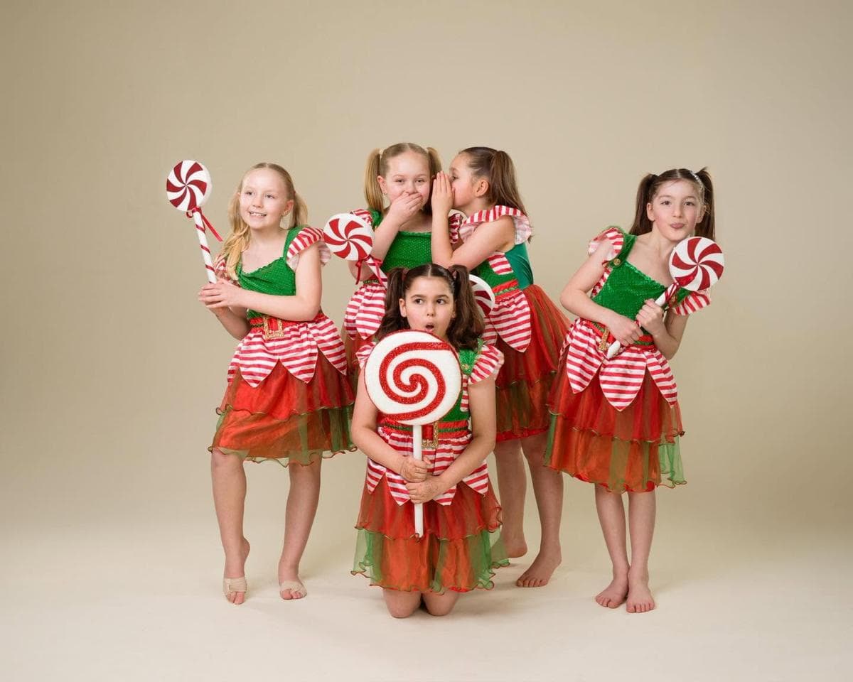 The Munchkins with giant lollipops