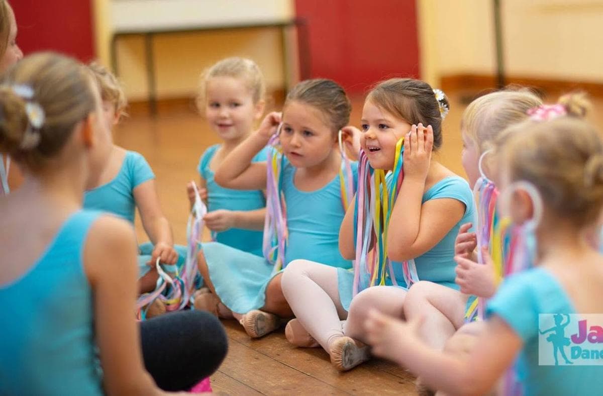 Young pupils in turquoise with ribbons